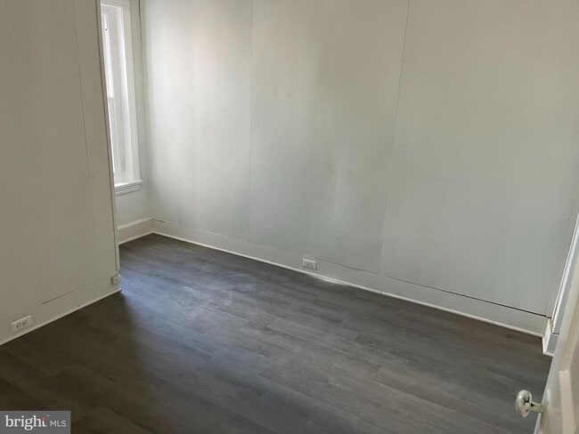 Building Photo - 133 E Nields St