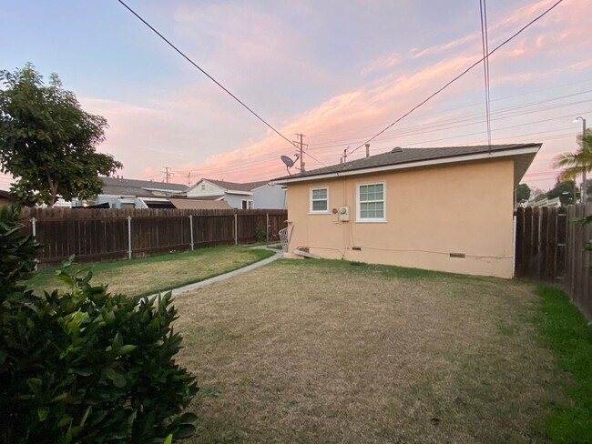 Building Photo - Nice Neighborhood North Long Beach 2 bd 1 ...