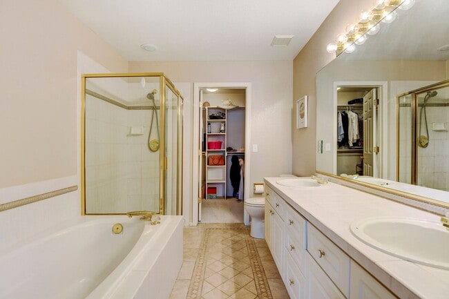 Building Photo - Beautiful luxury townhome style condominiu...