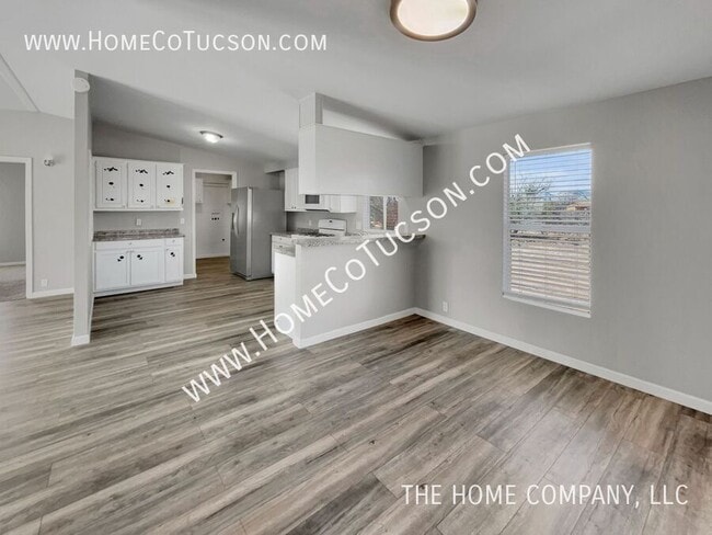 Building Photo - 9410 S Van Dr