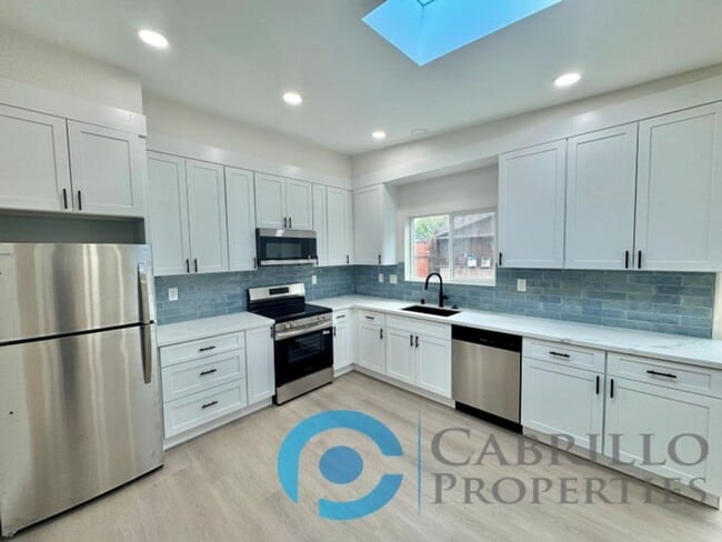 Primary Photo - Modern 1 Bed / 1 Bath with Private Yard in...