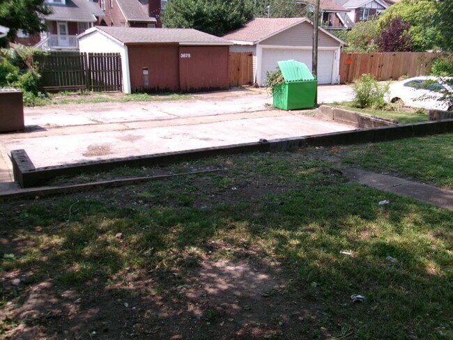 Building Photo - ** MOVE IN SPECIAL** First-Floor Unit with Hardwood Floors & Spacious Living Areas