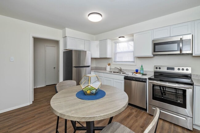 Building Photo - 2121-2123 Fairfax Road