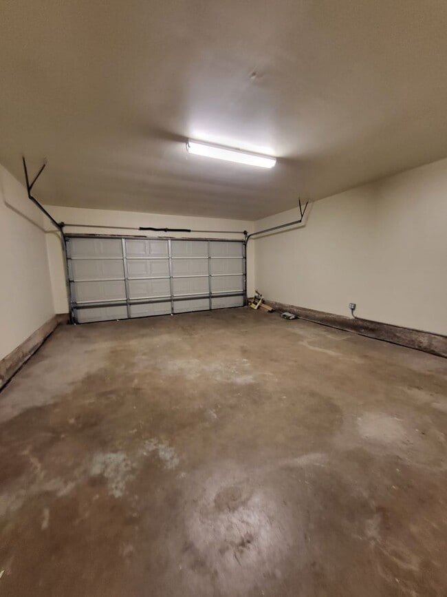 Building Photo - (3) Bed/(1.5) Bath Avail NOW!