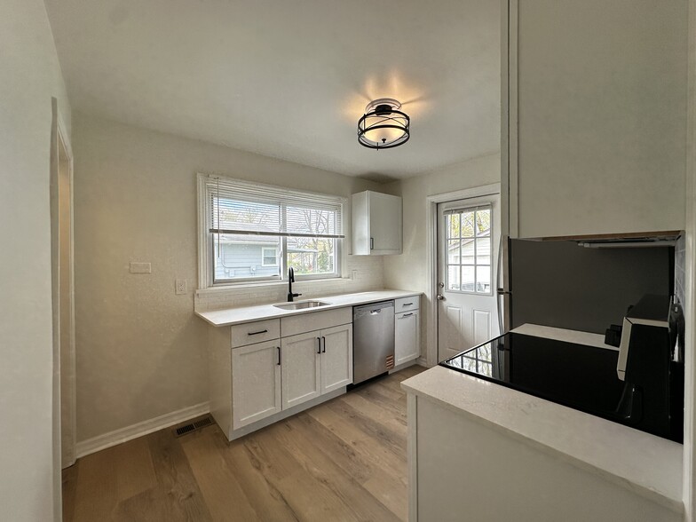 Building Photo - 307 S 5th Ave