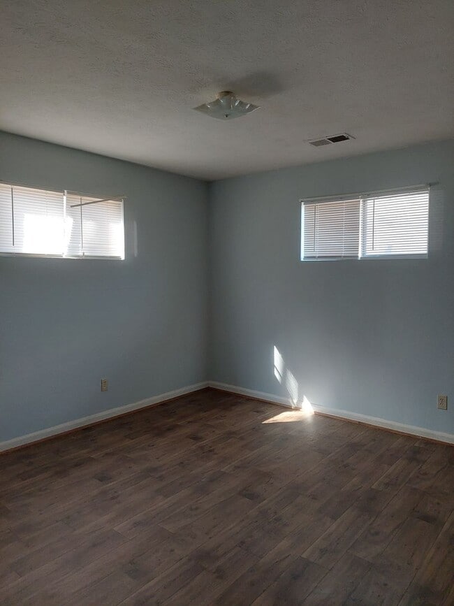 Building Photo - Cute duplex