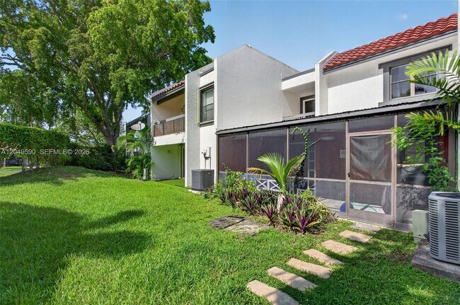 Building Photo - 365 Fern Dr
