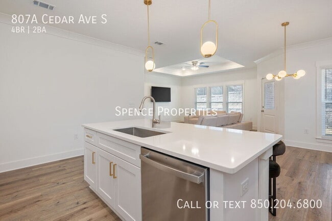 Building Photo - 807A Cedar Ave S