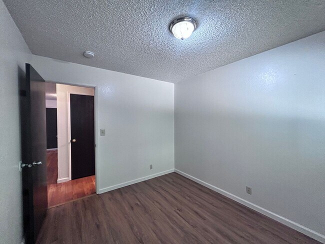 Building Photo - 955-957 Woodshire Way