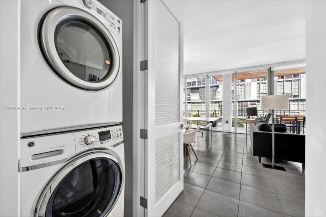 Building Photo - 250 NW 24th St