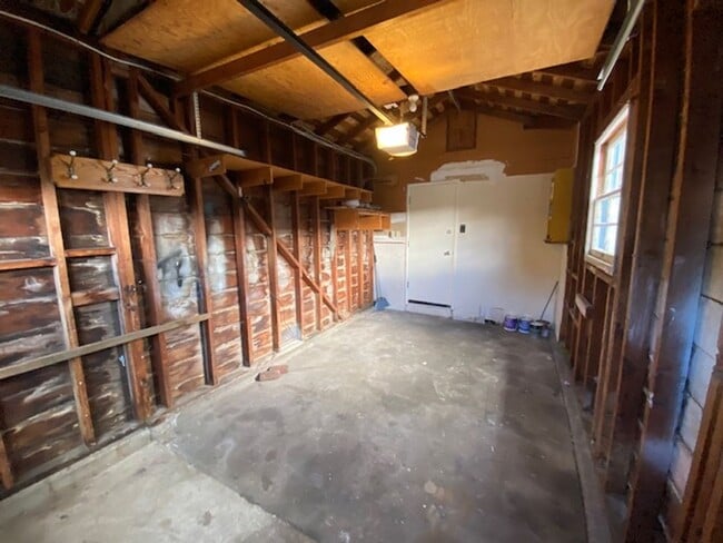 Building Photo - 916 Lighthouse Ave