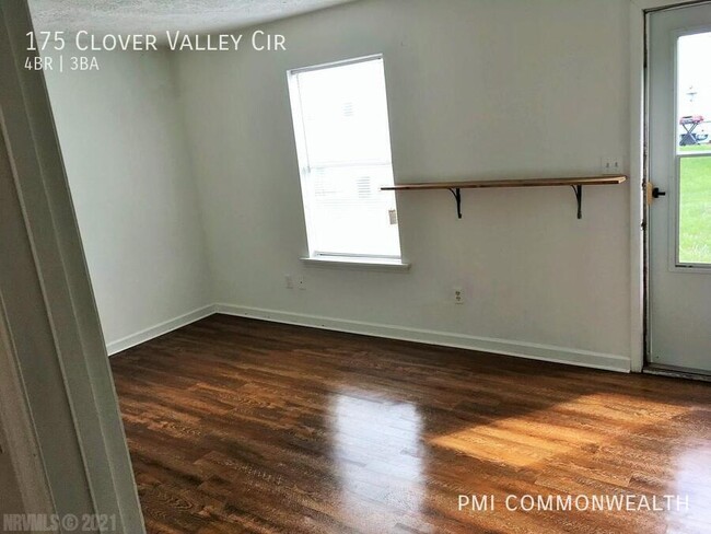 Building Photo - 4 Bed / 3 Bath Townhouse (Available 8/10/25)