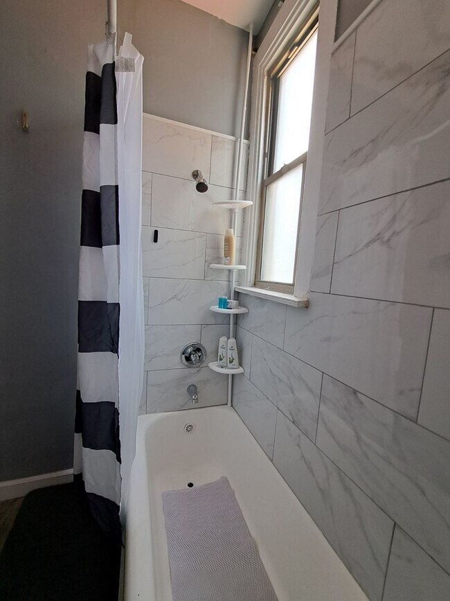 Building Photo - 3128 N Clybourn Ave