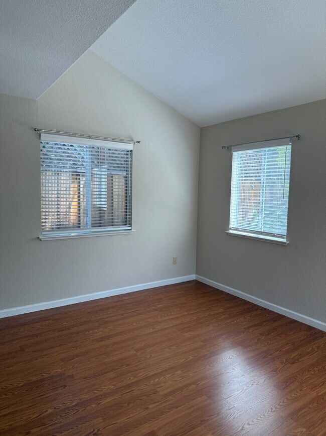 Building Photo - Charming 3 Bedroom 2.5 Bathroom Home in Pr...