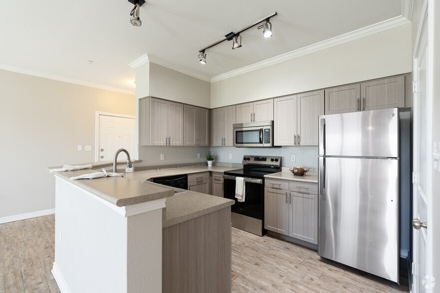 2BR, 2BA - 1,020SF - Kitchen - Lakeside 121 Apartments