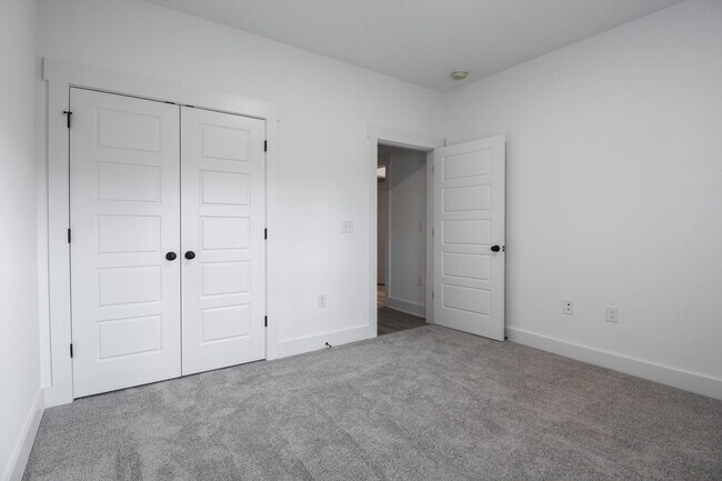 Building Photo - 2036 Warbler Dr