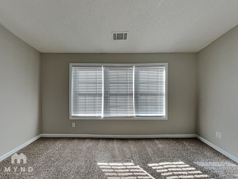 Building Photo - 6332 Hickory Ln Cir