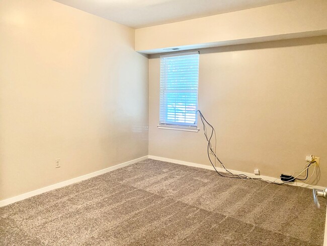 Building Photo - Spacious 2 Bed 2 Bath! Pets Welcome!  No S...