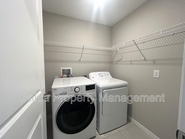 Building Photo - 582 Royal Empress Dr