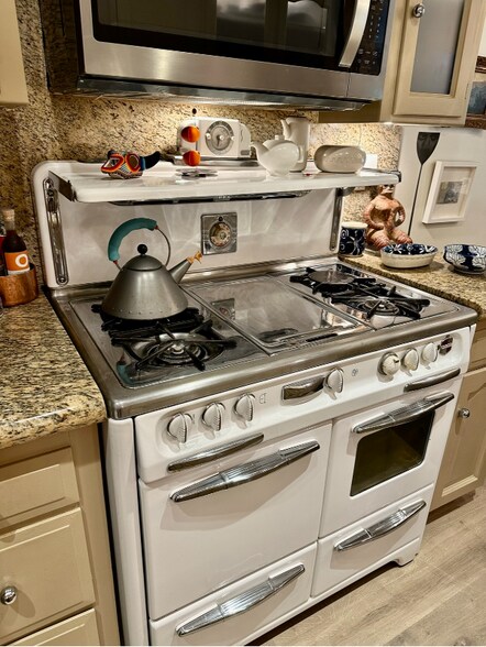 Building Photo - 6708 Hillpark Dr