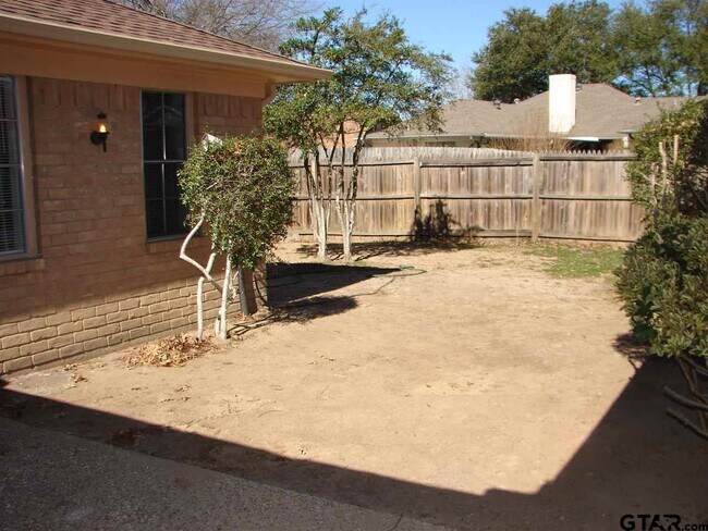 Building Photo - 423 Top Hill Dr