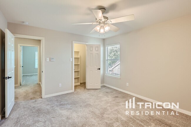 Building Photo - 2817 Deerhurst Dr