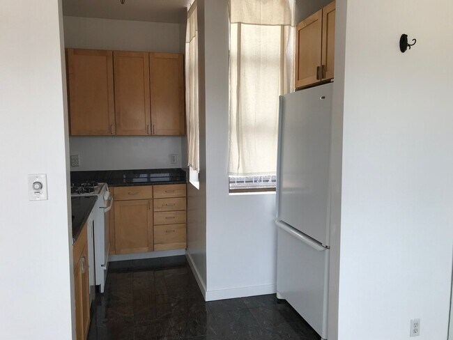 Building Photo - Studio w/Amazing Views, Walk-in Closet, Pa...