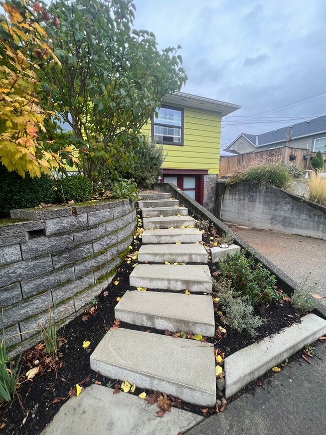 Building Photo - Cozy 2 Bedroom in Charming Everett Neighbo...