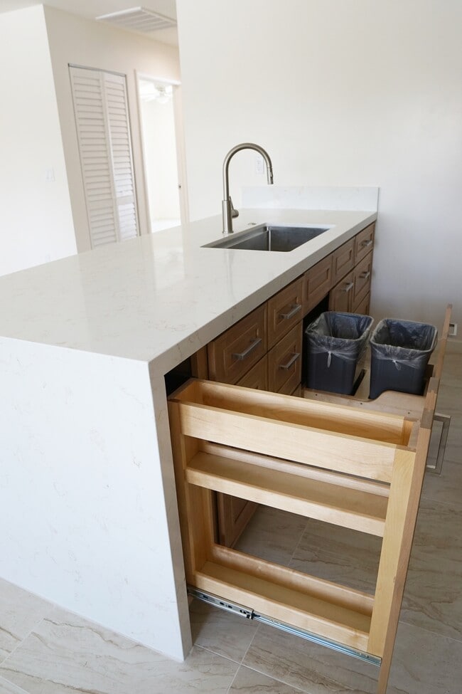 Building Photo - 517 S Mountain View Dr