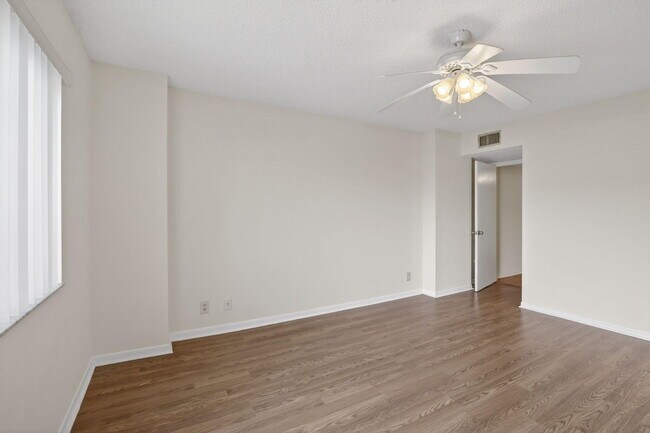 Building Photo - 8030 Hampton Blvd