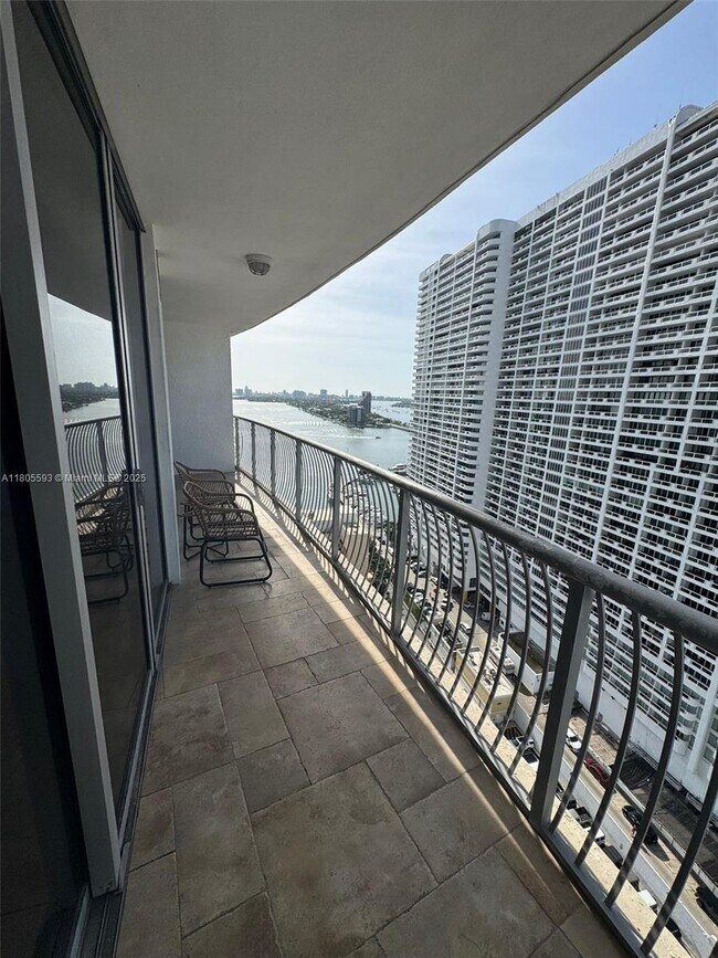 Building Photo - 1750 N Bayshore Dr