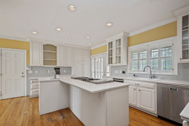 Building Photo - Winter Park Pool Home on half acre lot, st...