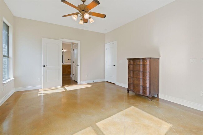 Building Photo - 10221 David Moore Dr
