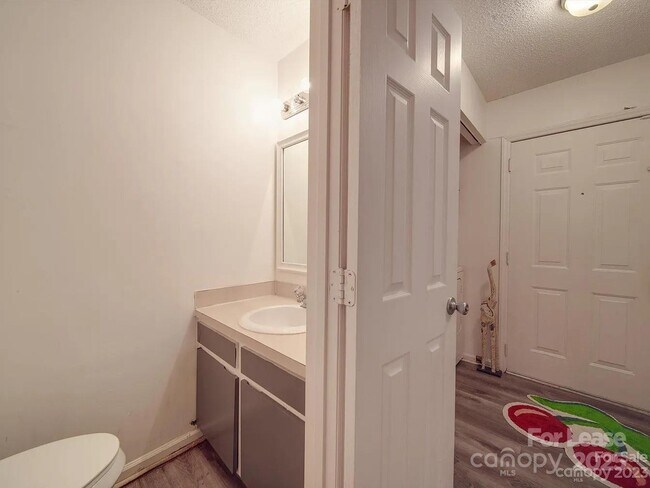 Building Photo - 4044 Briarhill Dr