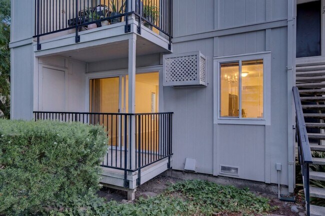 Building Photo - Beautifully Updated 2BR Condo with New Appliances & Community Pool