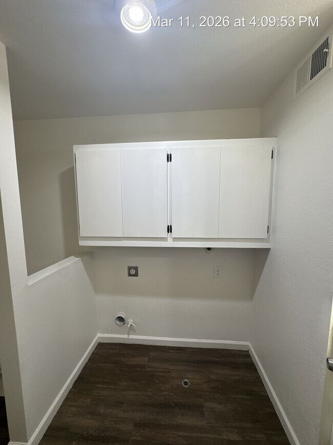 Building Photo - 3512