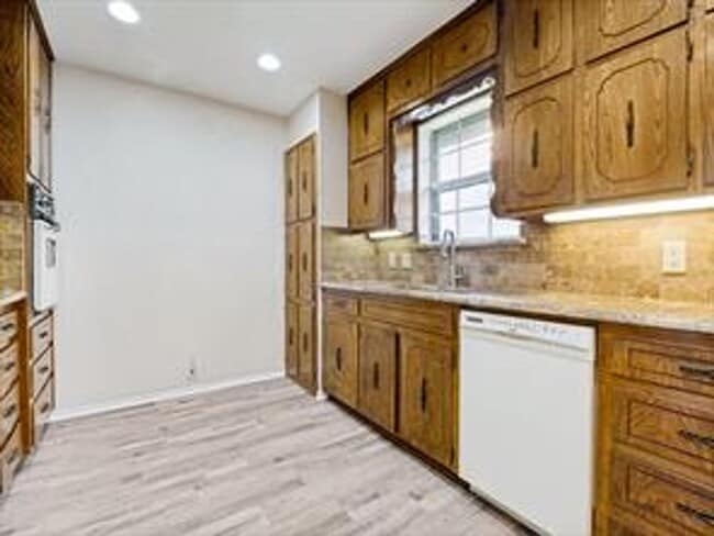 Building Photo - 1620 Post Oak Dr