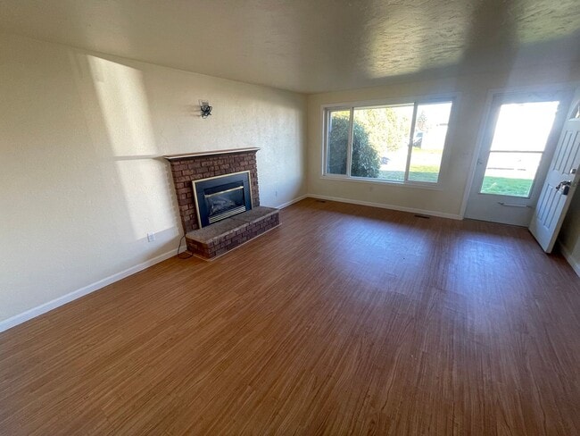 Building Photo - Must See 3 Bedroom with Fenced Yard!