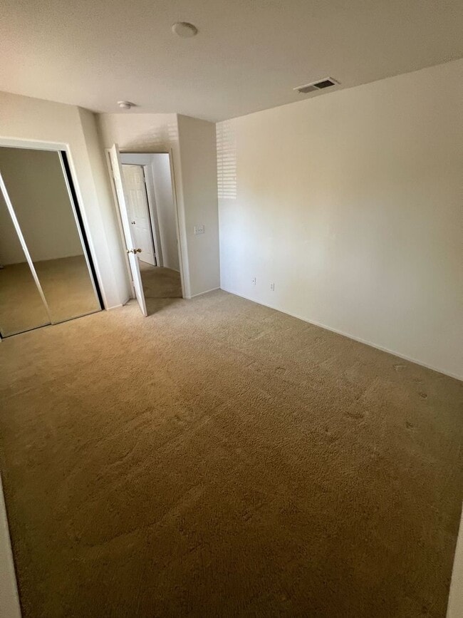 Building Photo - Spacious 6-Bedroom Home with Loft in Prime...