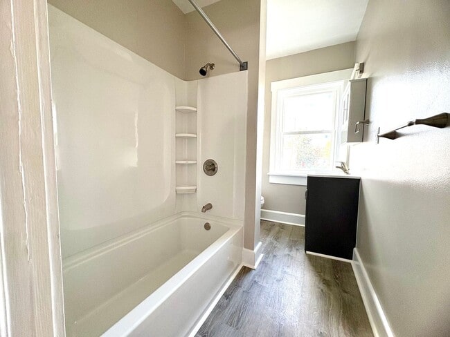 Building Photo - 2 Bedroom 1 Bathroom in Lancaster!
