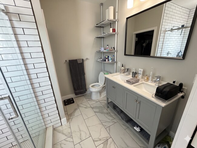 Building Photo - Modern Rental - Southside
