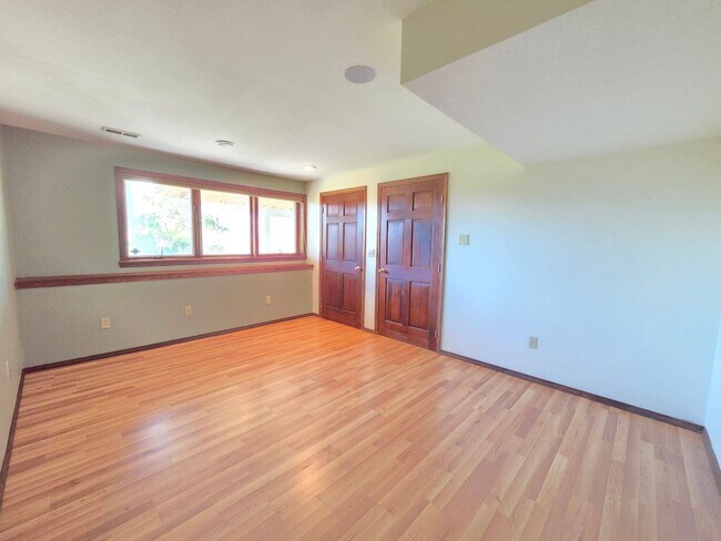 Building Photo - $3,800 - 5 Bed / 4 Baths Stunning Northwood Home with Views