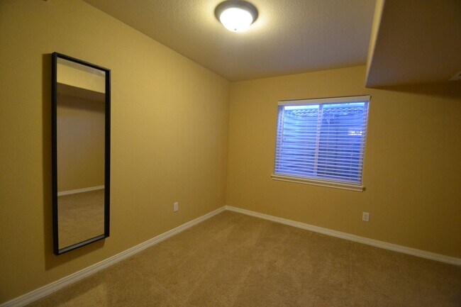 Building Photo - Beautiful 4 Bedroom Home Available Now!