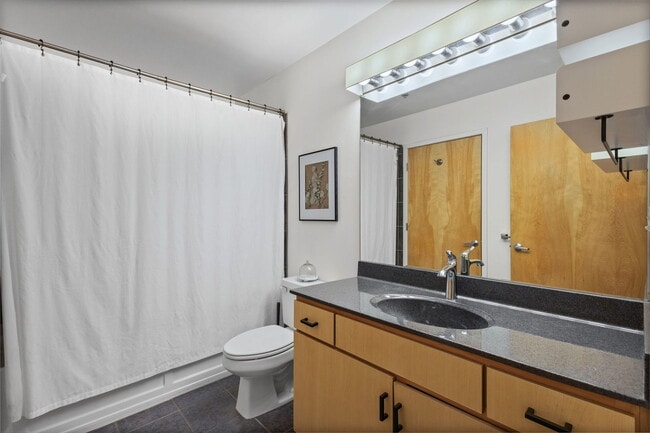 Building Photo - 630 N Franklin St