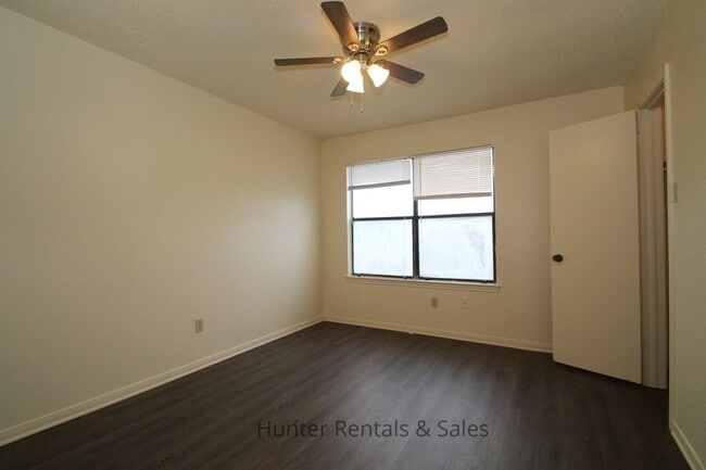 Building Photo - Two-Story Delight!