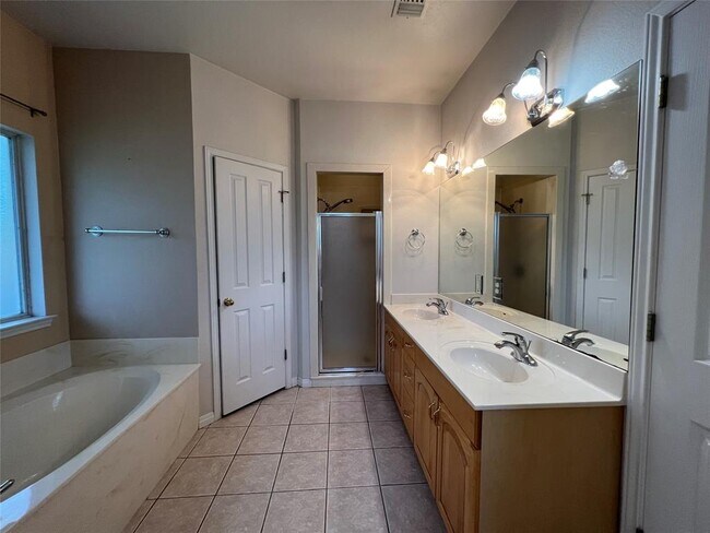 Building Photo - 1112 Cimarron Ct