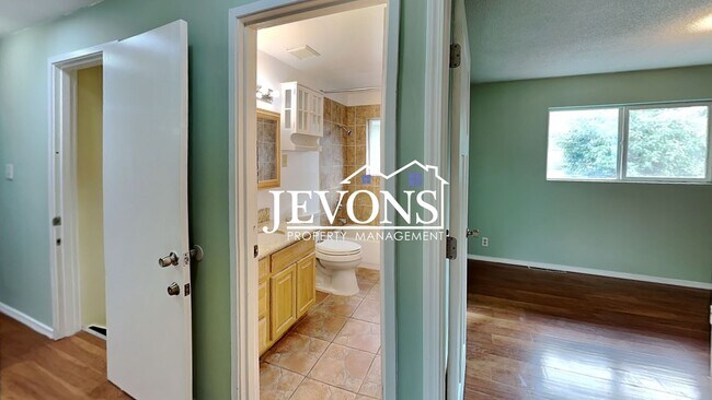 Building Photo - $1,000 Rent Credit if move-in occurs befor...