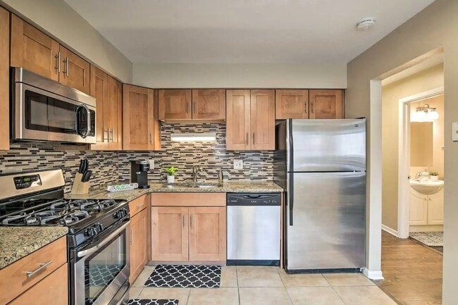 Building Photo - 505 E Valley Ln
