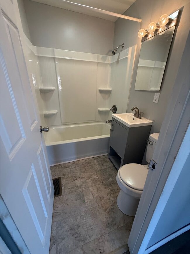 Building Photo - 2 Bedroom / 1 Bath - Daleville Schools