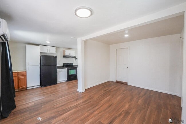 Building Photo - 1181 W 8th Pl